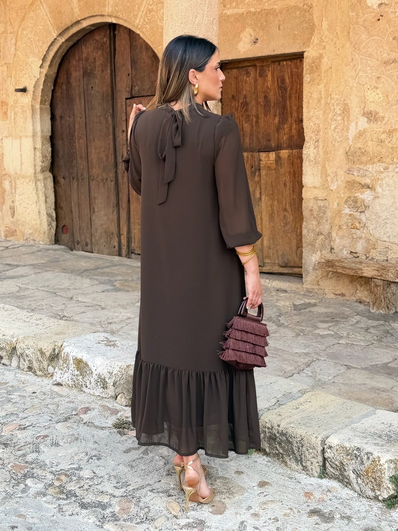Carmen | Vestido Gasa Marrón con Volante Asimétrico
