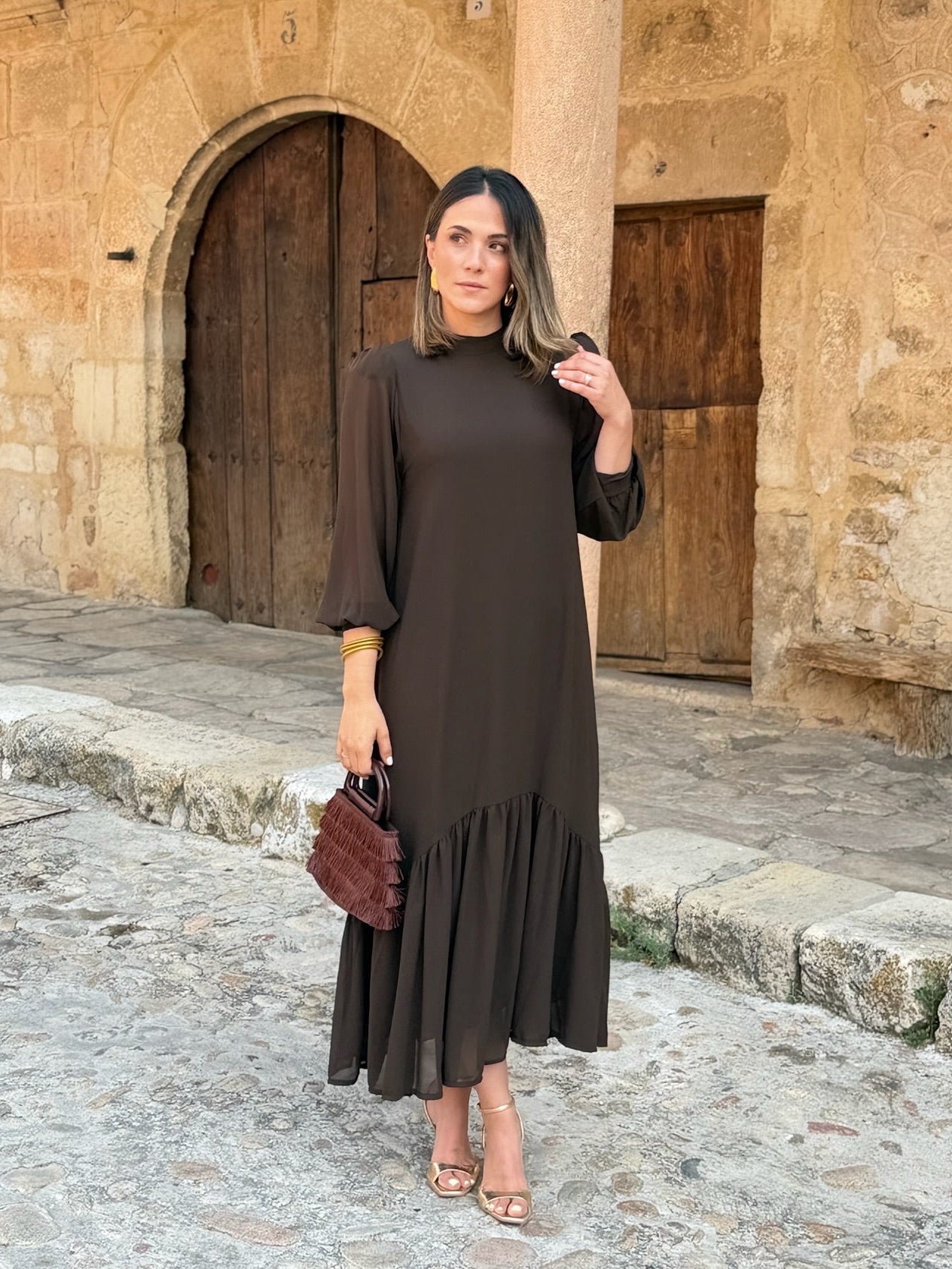 Carmen | Vestido Gasa Marrón con Volante Asimétrico