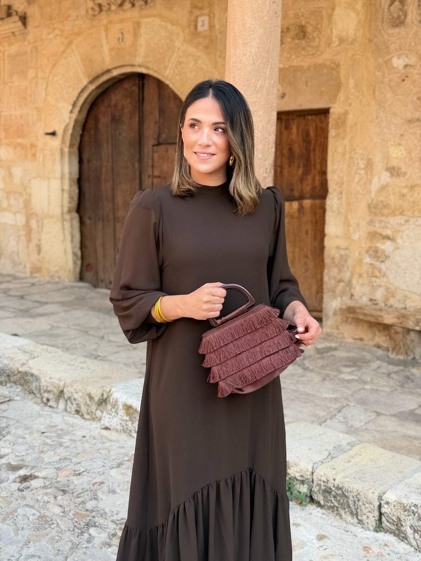 Carmen | Vestido Gasa Marrón con Volante Asimétrico