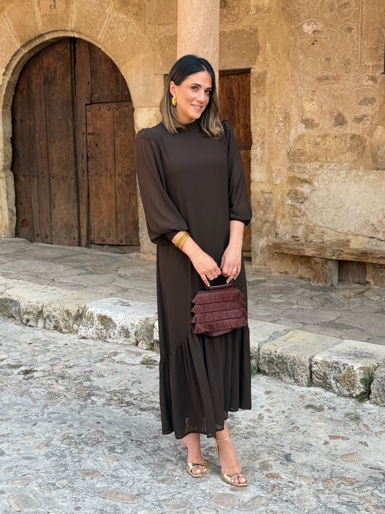 Carmen | Vestido Gasa Marrón con Volante Asimétrico