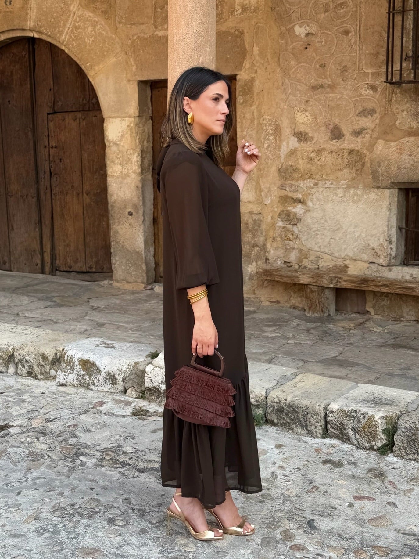 Carmen | Vestido Gasa Marrón con Volante Asimétrico