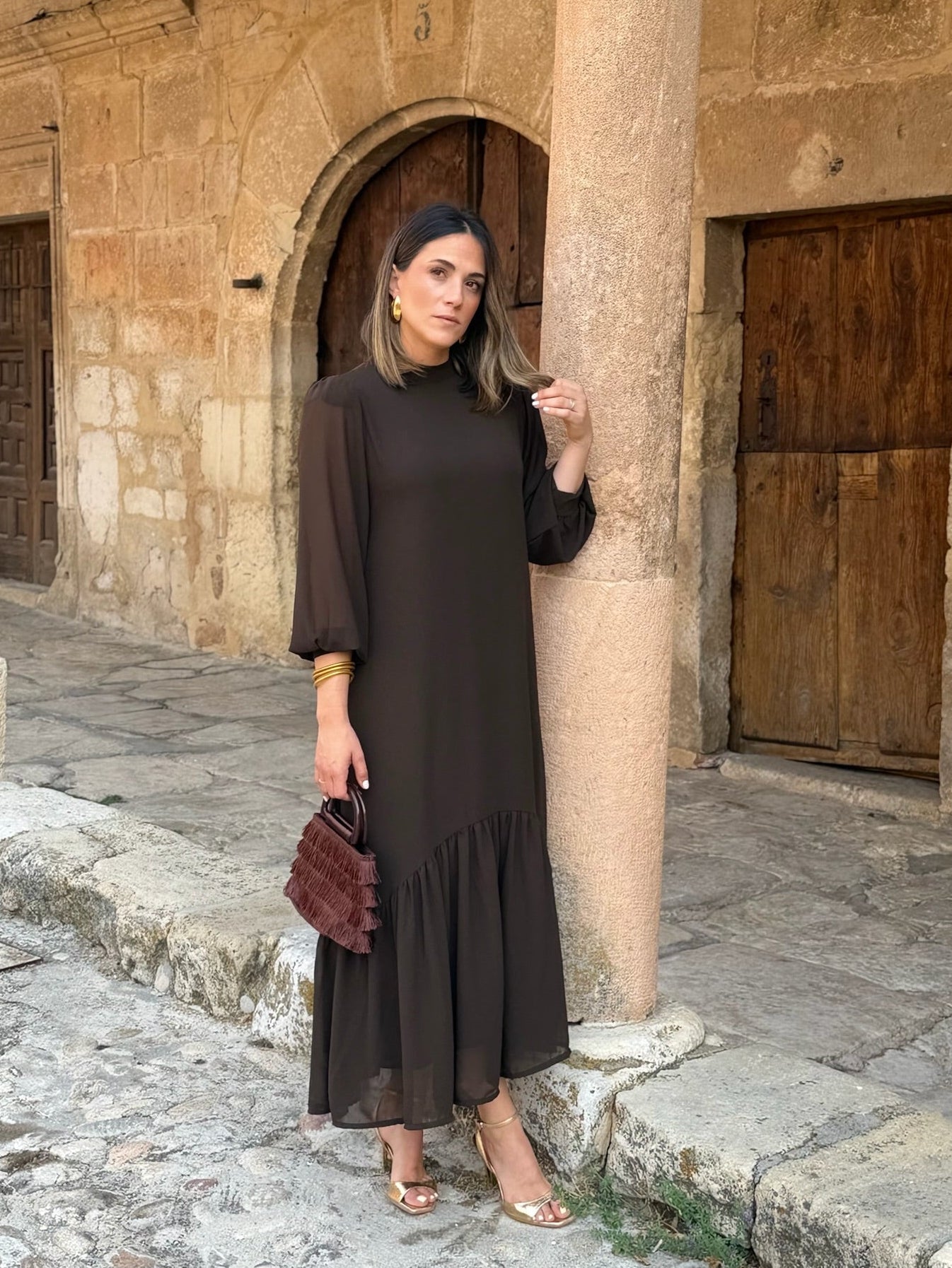 Carmen | Vestido Gasa Marrón con Volante Asimétrico