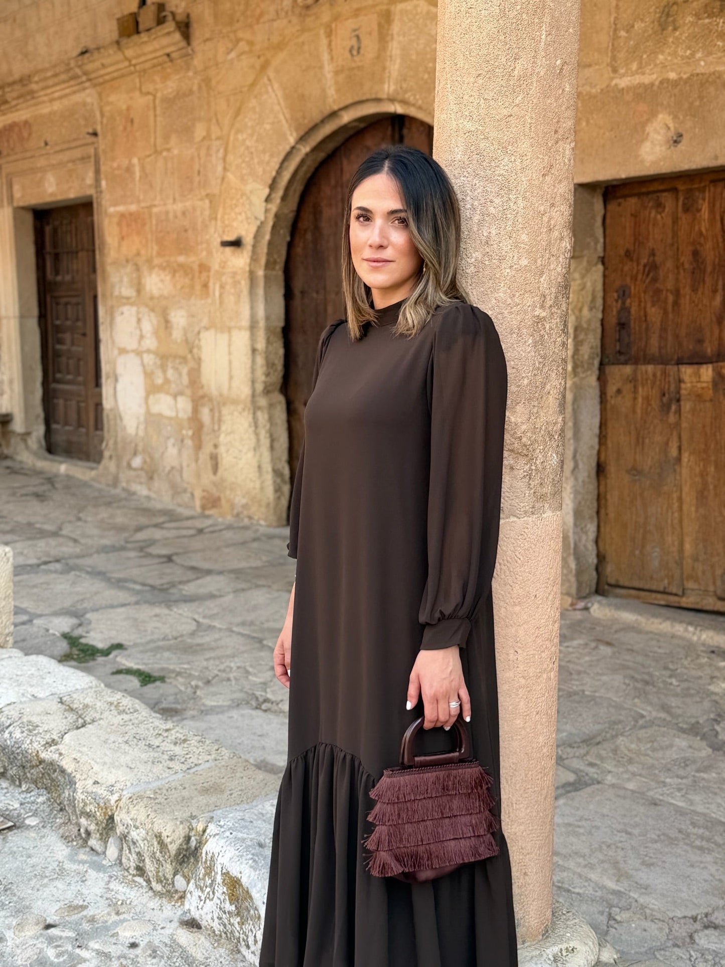 Carmen | Vestido Gasa Marrón con Volante Asimétrico