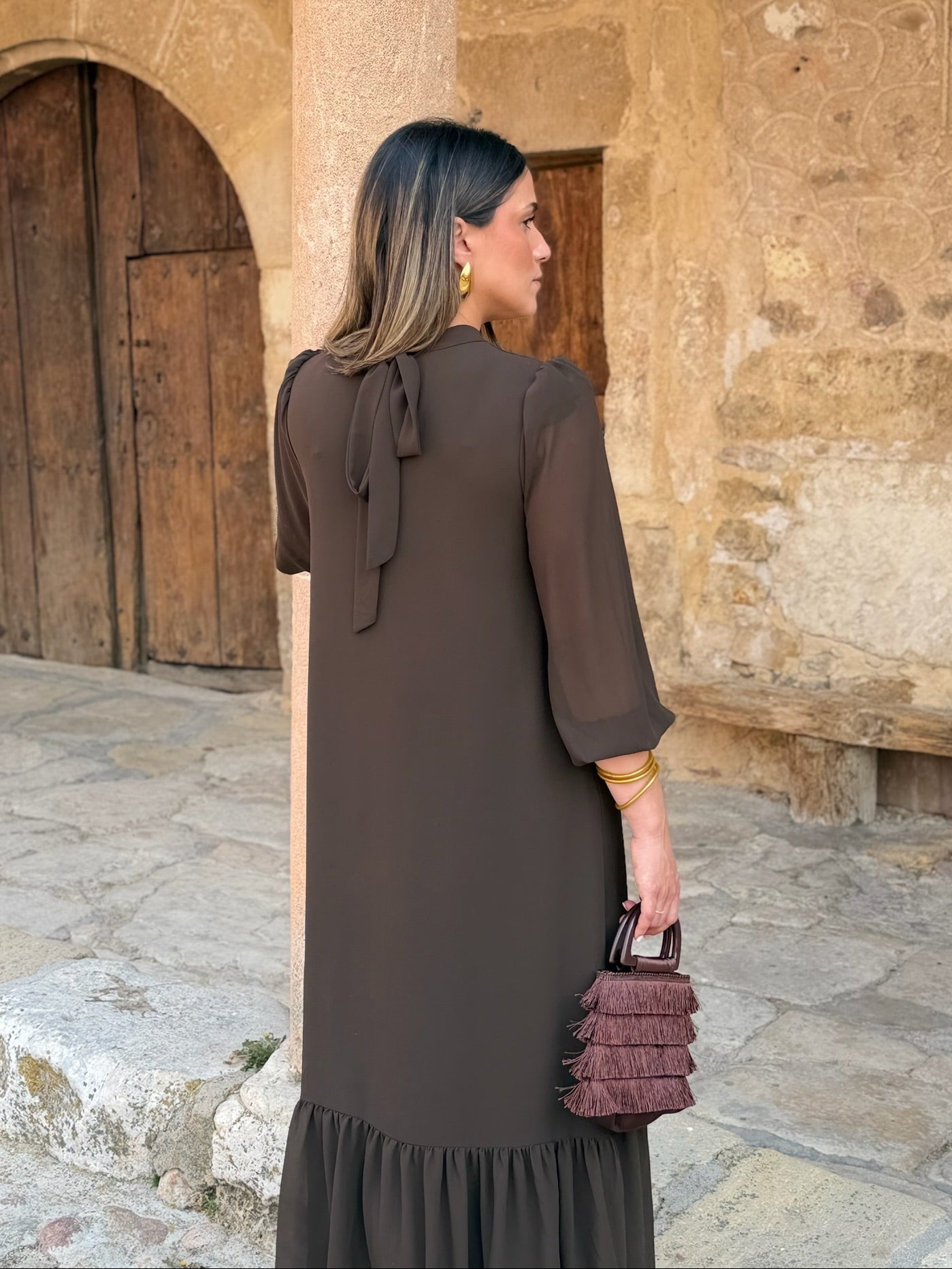 Carmen | Vestido Gasa Marrón con Volante Asimétrico
