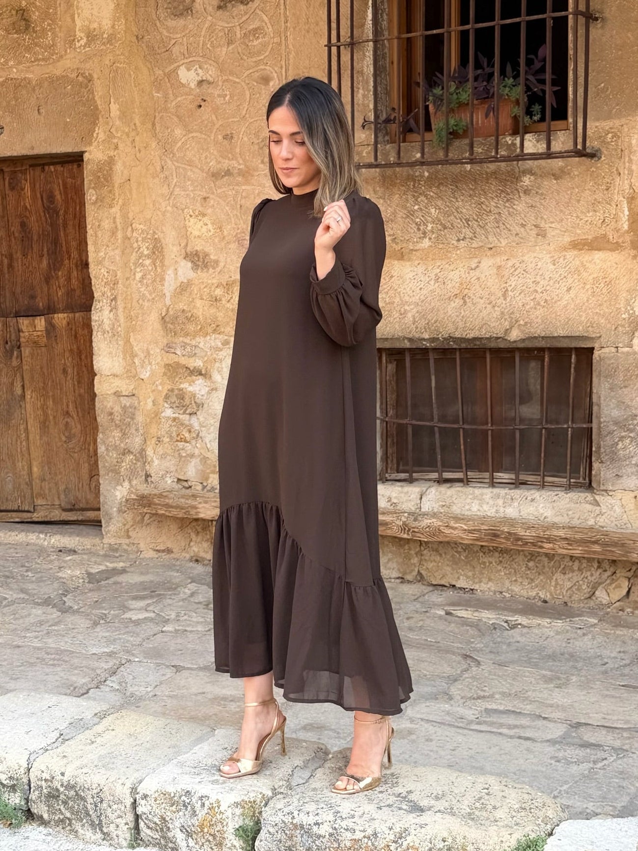 Carmen | Vestido Gasa Marrón con Volante Asimétrico