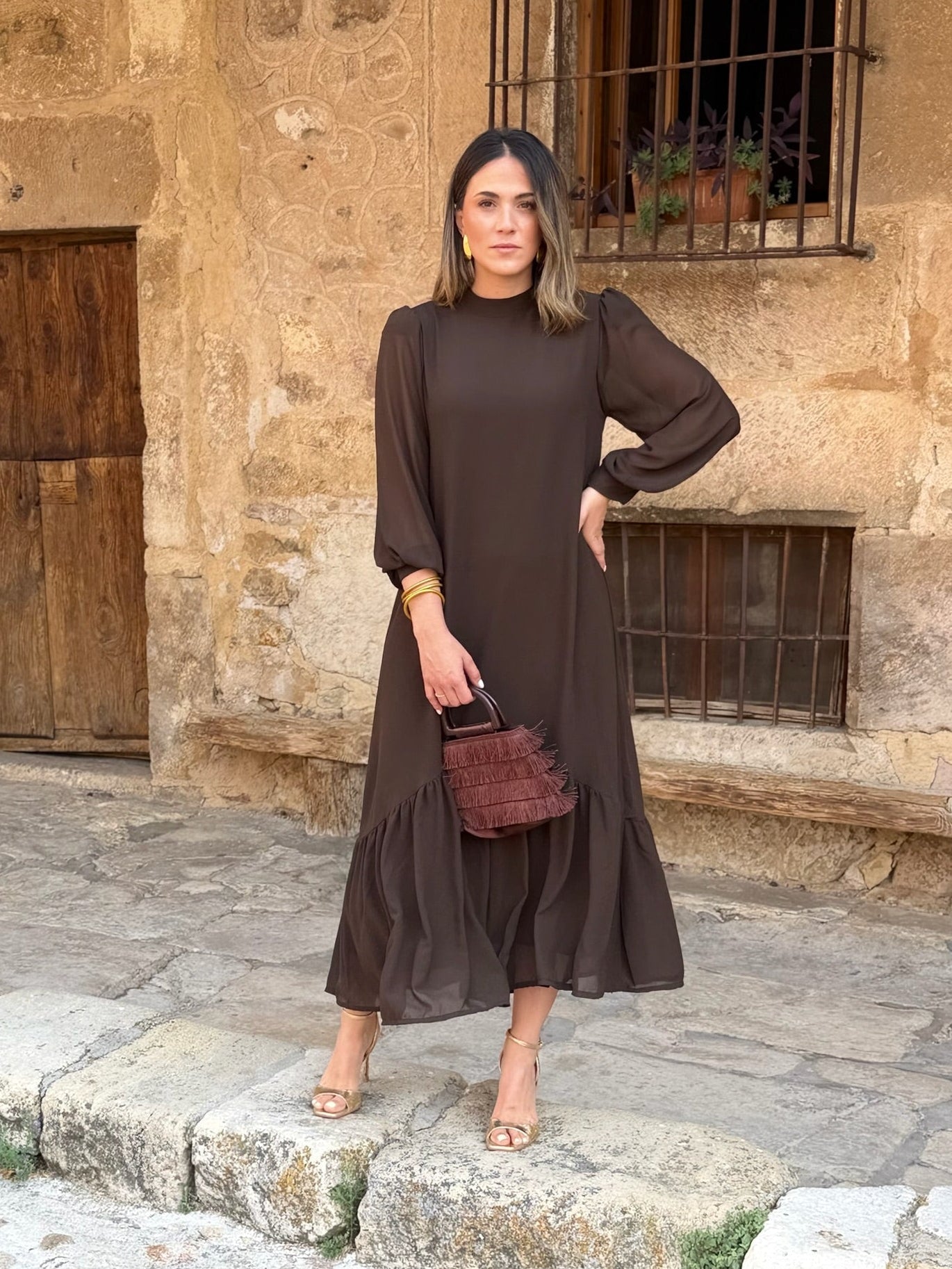 Carmen | Vestido Gasa Marrón con Volante Asimétrico